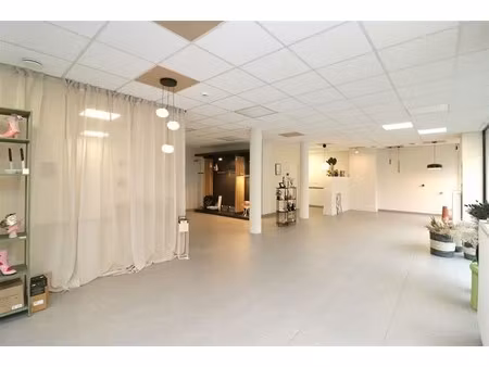 handelszaak met grote zichtbaarheid te midden van centrum