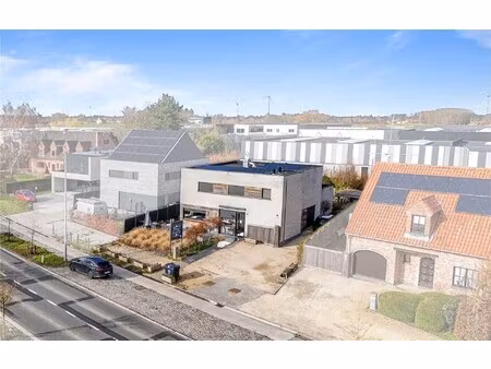 recente handelszaak met heel ruime woonst op absolute topligging te overmere.