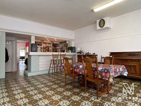 halfopen woning met 3 slaapkamers  bijgebouw/atelier en grote voorkamer voor eventuele han