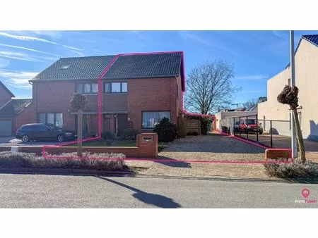 ruime gezinswoning met zeer grote garage of opslagruimte!