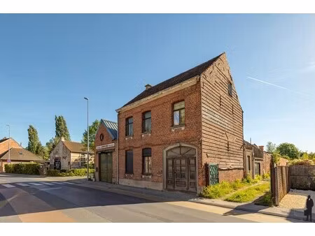 te renoveren ruime woning met werkplaats
