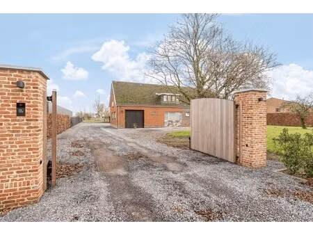vrijstaande woning op ruim perceel met loods — hooglede (gits) te koop