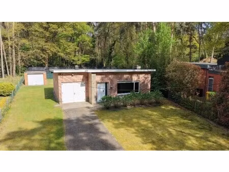 zeer rustig en residentieel gelegen perceel van 10 are 81 ca met landhuis
