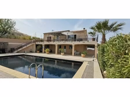 villa exeptionnelle avec deux magnifiques gites sur un très grand terrain avec piscine