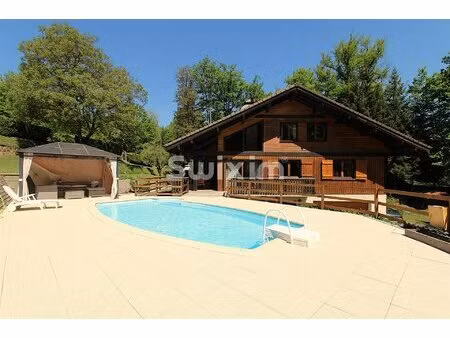 spacieux chalet avec studio indépendant et piscine