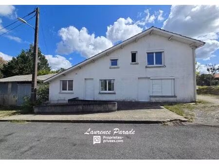 maison divisée en deux parties avec hangar et jardin
