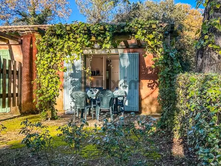 joli pied à terre dans une résidence avec piscine