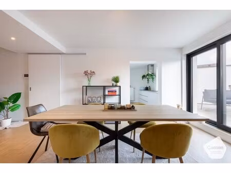 zéér ruim appartement met 2 slaapkamers en groot terras.