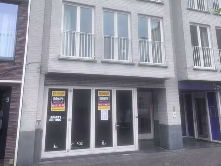 modern handelspand op een toplocatie op de grote markt