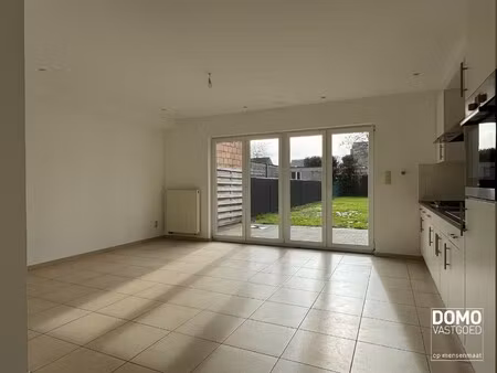 ruime woning met tuin  garage en 3 slaapkamers vlakbij centrum hasselt