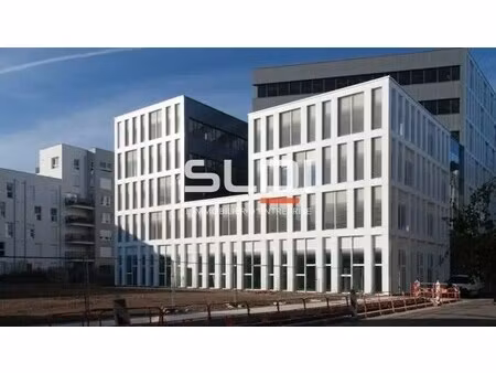 location bureaux 330 m² à 913 m²