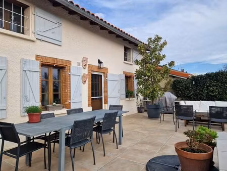 propriété de village magnifiquement rénovée  avec cour  piscine  garage et appartement