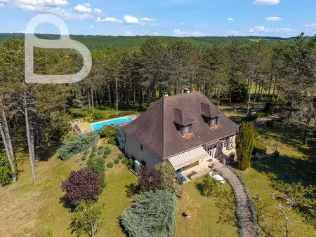 maison économe avec piscine sur parc clos d'environ 1 ha