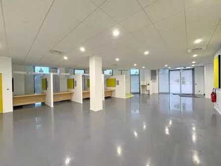 location commerce saint germain en laye 78100 320m²