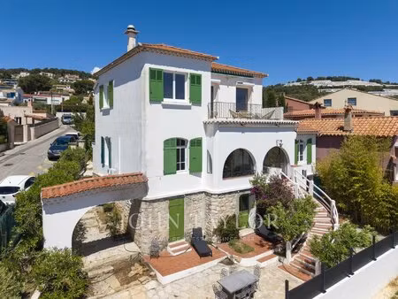 maison typique bandolaise avec deux appartements indépendants  vue mer et fort potentiel