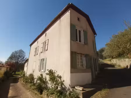maison de village avec terrasse et preau