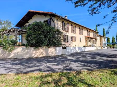 demeure rieux-volvestre 20 pièces 444 m² habitables avec 27 hectares