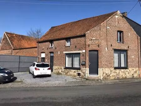 maison avec terrasse et place de parking sise à thumaide