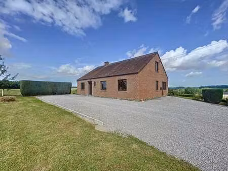 spacieuse villa rénovée avec jardin et garage à schaltin