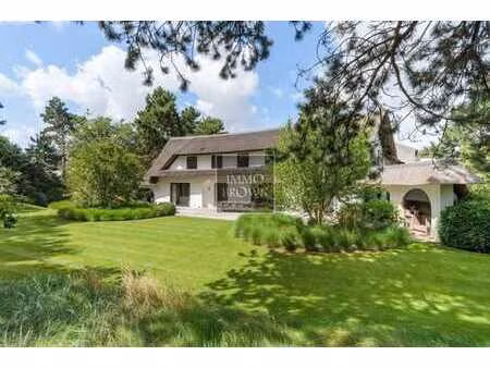 villa spacieuse à vendre nichée dans la verdure au cœur du z