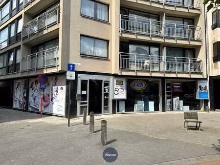 hoekpand op een drukke passageligging