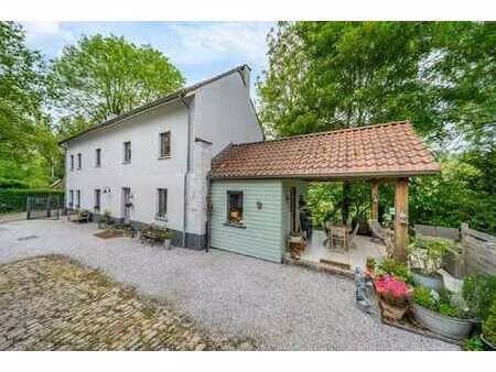 villa et dépendance dans un écrin de verdure