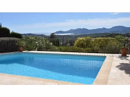 villa de luxe à louer dans le quartier village-le val-cabrieres