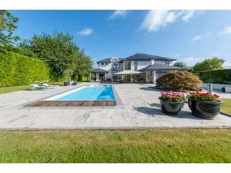 élégance  espace et lumière pour cette villa contemporaine