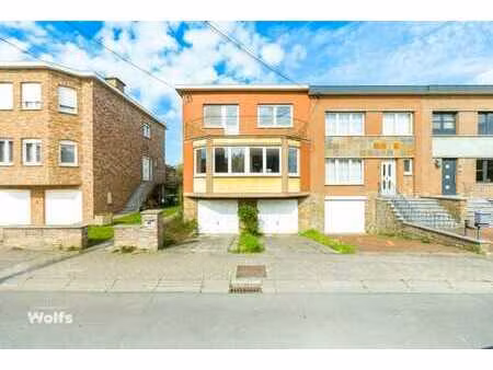 maison d'habitation avec deux garages et jardin !