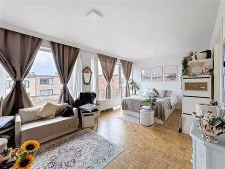 joli studio rénové avec balcon