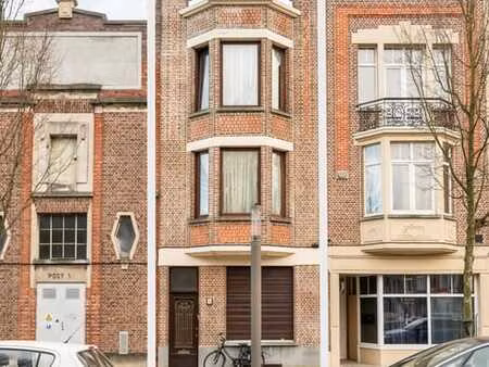 maison à rénover sur la charmante place de la couronne.