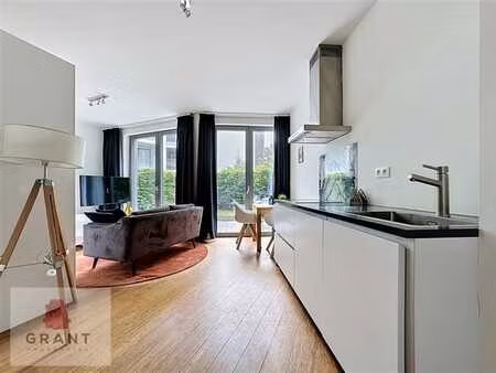 dans un immeuble récent  studio rdc avec jardin