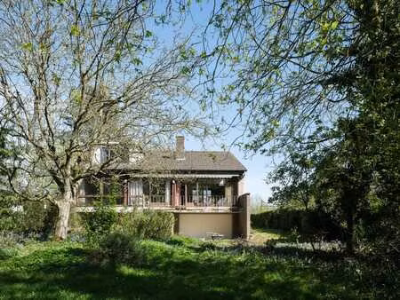 mid-century modern villa met vier slaapkamers  verdeeld o...