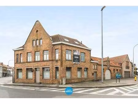 uitzonderlijk ruime polyvalente woning met zuidgerichte tuin