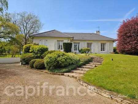 propriété familiale avec piscine et terrain de tennis