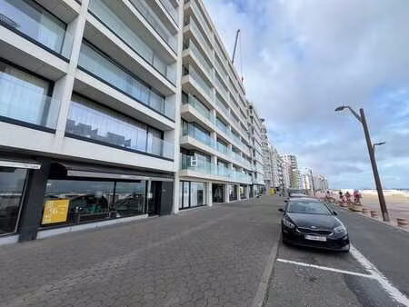 magasin spacieux sur la digue du zoute avec environ 7m de vi
