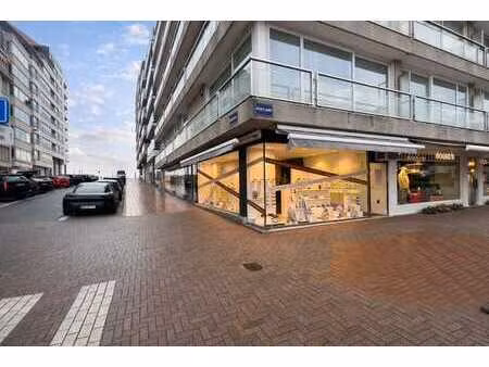 local commercial d'angle sur la kustlaan dans un emplacement