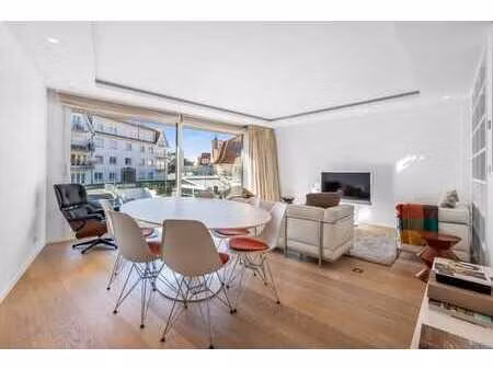 très bel appartement de 3 chambres entièrement rénové et meu