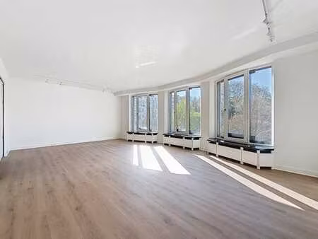 jardin du roi : sompteux duplex rénové 2 chambres + bureau