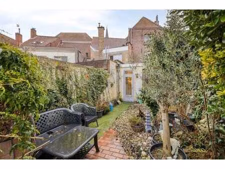 maison mitoyenne de 3 chambres avec terrasse de ville à vend