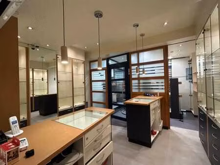 beau commerce renové (bijouterie) avec habitation et extérie