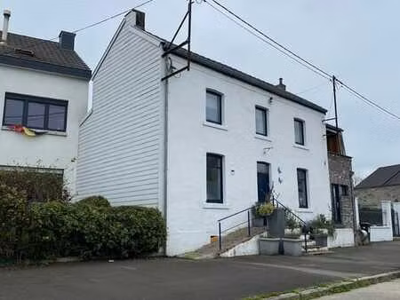 jolie maison avec jardin dans un cadre calme et agréable