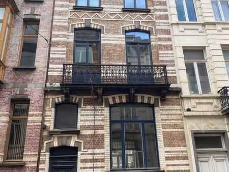 maison de rapport de caractère avec cour et fort potentiel