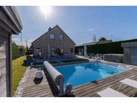 villa de 2004 avec 3 chambres  piscine  double garage  top s