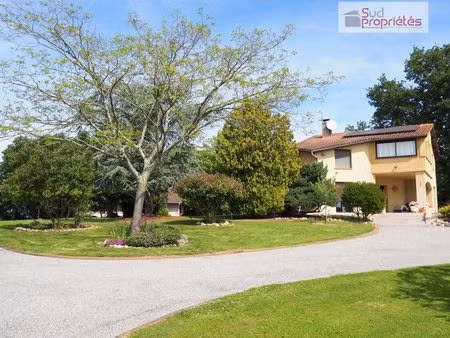 maison avec piscine  dépendance  sur 5ha (3ha de bois et 2ha de