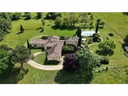 magnifique propriété récente avec piscine