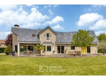 maison d'architecte avec dépendance dans un parc