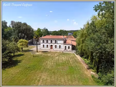 maison bourgeoise à vendre 6 pièces + dependances  à fontenet (17400) composée de 4 chambr