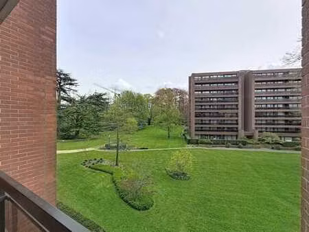 appartement 3 chambres rénové dans un parc arboré