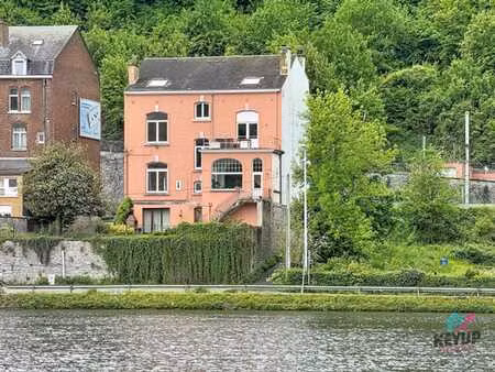 61 m² à réinventer en plein coeur de dinant.